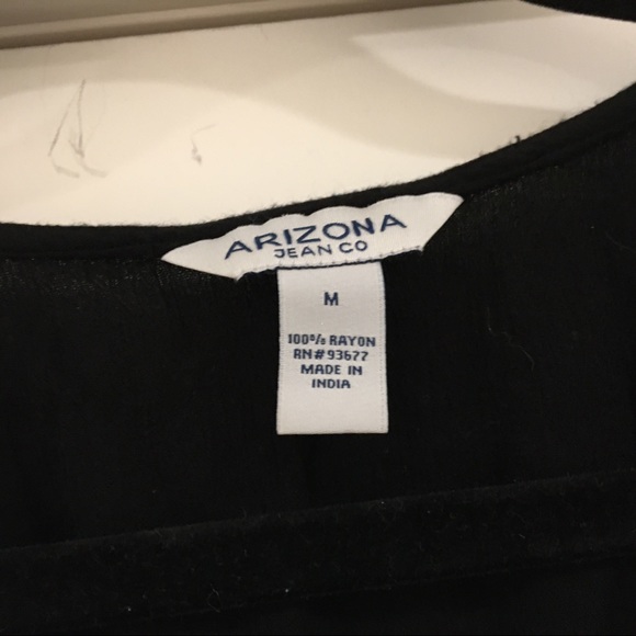 🦋2/$15🦋 Arizona Black Wrap Top - Picture 2 of 2